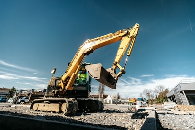 Excavation avec une pelle mécanique sur un chantier à Annecy